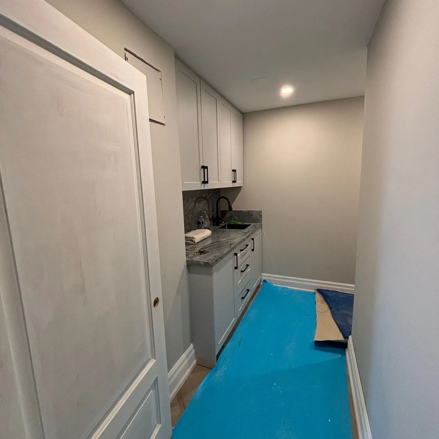 A kitchen with quartz countertops installed by Zeybek Construction in Ontario